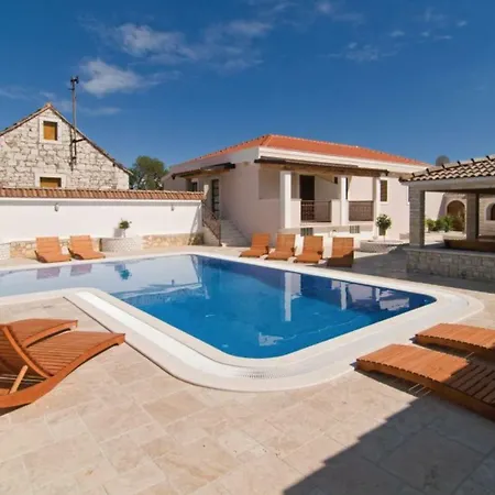 Hacienda Maximillian * Donji Seget